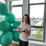 Rebecca im Kursraum mit einem Modell einer Hüfte in der Hand